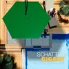 An overhead view of a green hexagonal umbrella providing shade over a pool area with people relaxing on lounge chairs. Produktbild-Vorschau