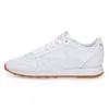 A side view of a white Reebok Classic Leather sneaker with a gum sole. Produktbild-Vorschau
