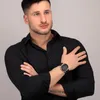 A man wearing a black shirt and a watch. Anteprima dell’immagine prodotto