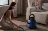 Two people are cleaning a sofa and carpet with a carpet extractor. Anteprima dell’immagine prodotto