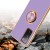 A close-up of a phone case with a ring holder, placed on a cracked, rocky surface with fallen leaves. Anteprima dell’immagine prodotto
