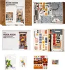 A collage of images showing the Rolife 3D-Holz-Puzzle Book Nook 'Sakura Wine Alley' kit, including the box, unassembled parts, and a finished model. Voir les images du produit