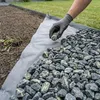 Verlegen von grüngrauen Splittsteinen auf Unkrautvlies im Garten Produktbild-Vorschau