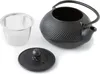 A black cast iron teapot with a lid and a metal tea strainer are arranged on a white background. Podgląd zdjęcia produktu