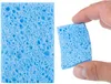 A hand holding a small piece of a blue sponge. Náhled obrázku produktu