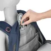 A hand is shown adjusting a strap on a blue backpack, which is on a mannequin. Voir les images du produit