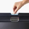 A hand is shown pulling out one of the cutting boards from a set of Joseph Joseph Folio Steel cutting boards. Anteprima dell’immagine prodotto