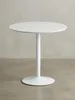 Frontalansicht des runden Esstisches in Weiß Hochglanz vor neutralem Hintergrund, der die klare, skulpturale Silhouette des Säulenfußes aus Stahl hervorhebt._#sku_SAFWL6.504# Produktbild-Vorschau