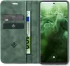 A green flip-style phone case with card slots and a euro banknote, shown next to a smartphone displaying the time and date. Produktbild-Vorschau