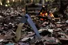 A folding saw is placed on the forest floor next to a campfire. Anteprima dell’immagine prodotto
