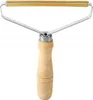 A lint and hair remover with a wooden handle. Produktbild-Vorschau