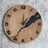 Elegante, schlichte Wanduhr aus Holz mit kreativen Produktbild-Vorschau 1