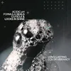 Close-up of bubbles with text overlays describing product features. Voir les images du produit