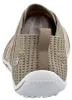 Auf dem Bild ist ein beiger Freizeitschuh zu sehen der an der linken Seite gezeigt wird Der Schuh besitzt eine grobe Sohle und Schnürsenkel zum Binden Náhľad obrázku produktu