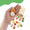 A hand holding two wooden tokens with cat illustrations, with a drawstring bag and more tokens scattered around. Anteprima dell’immagine prodotto