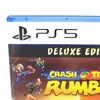 A close-up view of the top portion of a PlayStation 5 game case for Crash Team Rumble Deluxe Edition. Produktbild-Vorschau