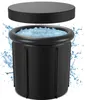 A black ice bath tub filled with water and ice, with a black lid hovering above it. Water splashes are visible around the tub. Produktbild-Vorschau