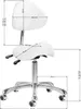 A white saddle stool with dimensions indicated by measurement lines and text. Produktbild-Vorschau