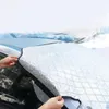 Silberne gesteppte Auto-Windschutzscheiben-Abdeckung wird auf einem Auto installiert, mit verschneitem Berg im Hintergrund Anteprima dell’immagine prodotto