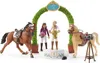 A toy set depicting a horse show award ceremony with two figures, two horses, a trophy, and a floral archway. Anteprima dell’immagine prodotto