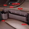 A car seat organizer is shown inserted into the gap between a car seat and the center console. Labels indicate what items can be stored in different compartments. Produktbild-Vorschau