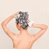 A person washing their hair with shampoo. Anteprima dell’immagine prodotto