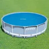 An Intex solar pool cover is shown on a round above-ground pool, which is placed on a grassy lawn. Voir les images du produit