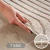 A hand is shown pressing down on a rug to demonstrate its thickness, with a close-up inset showing the rug's pile height. Anteprima dell’immagine prodotto