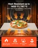 A pizza stone with a pizza on it inside an oven, with marketing text and icons below. Produktbild-Vorschau