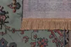 Teppich Raz 160x230 cm Grün mit Fransen, Detailaufnahme der beigen Fransen und des Ornamentmusters in Rot und Dunkelblau. Produktbild-Vorschau