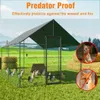 A chicken coop with chickens inside, set in a grassy field with hay bales. The image has text overlays indicating predator protection. Anteprima dell’immagine prodotto