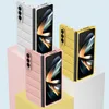 Three foldable smartphones in different colored cases are displayed on colored blocks against a light blue background. Produktbild-Vorschau