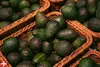 Avocados in woven baskets. Anteprima dell’immagine prodotto