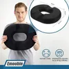 A man holds a black donut-shaped cushion in front of him, with a close-up inset showing dimensions and a graphic overlay with product information. Produktbild-Vorschau
