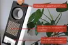 Der Unold AIR COOLER FRESH wird am integrierten Tragegriff gehalten. Die Beschriftung in deutscher S Voir les images du produit