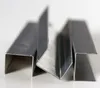 Several metal staples are arranged in a V-shape on a white surface. Náhľad obrázku produktu