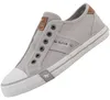 Das Bild zeigt einen grauen Freizeitschuh der von der Seite betrachtet wird. Der Schuh hat ein modernes Design mit einer ovalen Schnürung und einer strukturierten Sohle. Produktbild-Vorschau