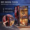 A DIY book nook kit is displayed, showing its detailed interior and exterior. Text overlays highlight features like 'Soft Lighting' and 'Touch Switch'. A close-up inset shows a finger interacting with the touch switch. Voir les images du produit