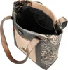 An open tote bag with a patterned interior. Voir les images du produit