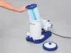 A hand is shown inserting a blue and white filter cartridge into a white and blue pool pump. A separate blue and white lid is on the right. Voir les images du produit