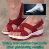 Rote Keil-Sandalen mit geknoteten Stoffriemen an den Füßen getragen, mit eingefügtem Diagramm einer orthopädischen Einlegesohle Náhled obrázku produktu