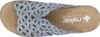 Auf dem Bild ist ein flacher Schuh in der Farbe Hellblau zu sehen der auf der Innenseite abgebildet ist. Der Schuh hat eine schlichte und elegante Form mit einem geraden Schnitt und einer leicht strukturierten Oberfläche. Produktbild-Vorschau