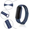 A blue smartwatch band with close-up insets showing its flexibility and strap details. Voir les images du produit