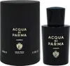 A black perfume bottle and its cylindrical packaging are shown against a white background. Voir les images du produit