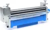 A manual sheet metal roller machine with two rollers and a blue base, shown against a white background. Náhled obrázku produktu