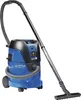A blue and black Nilfisk Aero 26 vacuum cleaner with its hose and wand. Anteprima dell’immagine prodotto