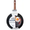 A frying pan with a wooden handle, shown with a picture of a fried egg and chili peppers on the packaging. Anteprima dell’immagine prodotto