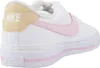 A side view of a white Nike Court Legacy sneaker with pink accents. Voir les images du produit