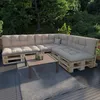 Outdoor seating area with a sectional sofa made of pallets and cushions, a coffee table, and a rug. Anteprima dell’immagine prodotto