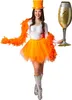 Eine Frau trägt ein neon-orangenes Tutu mit weißem Body, Hut, Boa und silbernen Stiefeln. Der Tüllrock wird als auffälliges Kostümzubehör für Partys und Karneval präsentiert. Produktbild-Vorschau